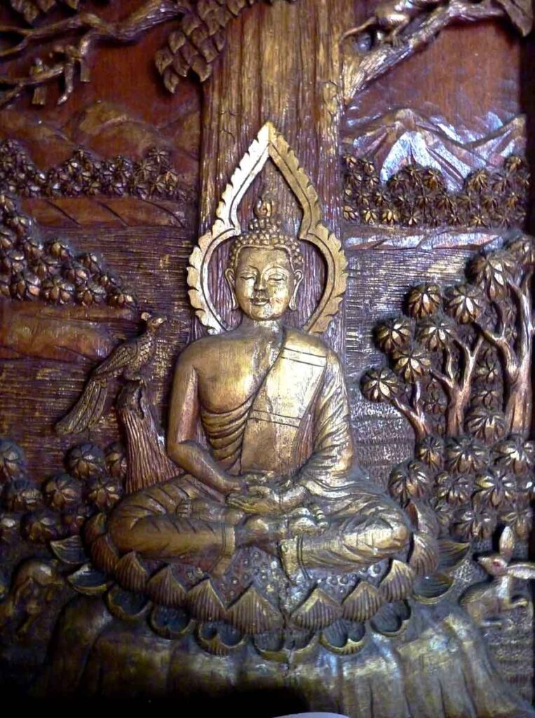 Buda meditando en el árbol bodhi.